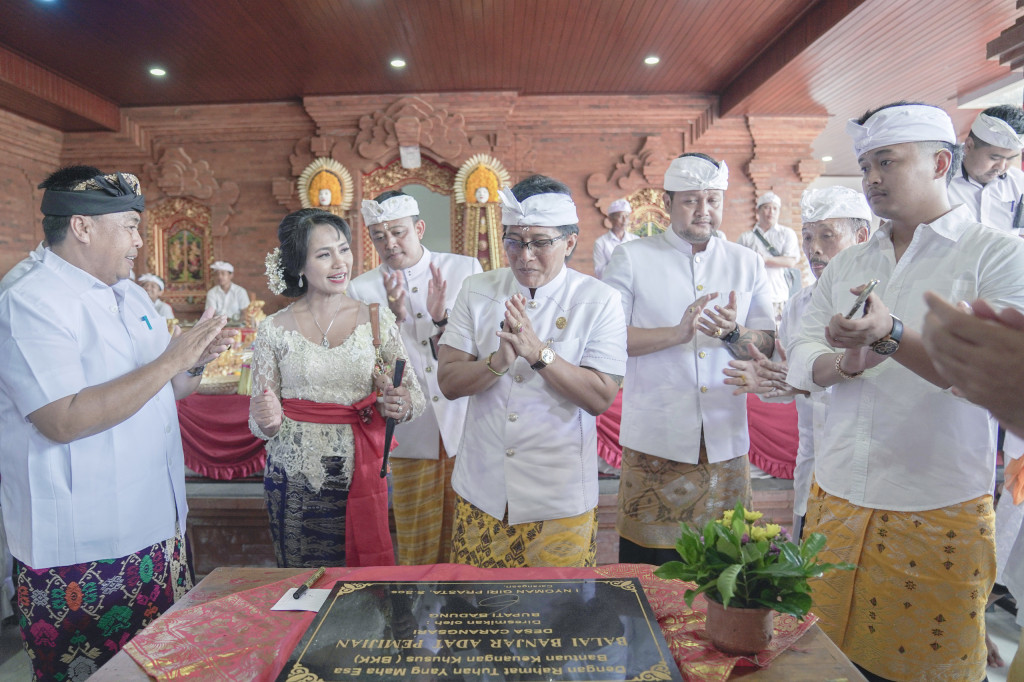 Giri Prasta Tanda Tangani Prasasti Balai Banjar Pemijian Desa Adat Carangsari Petang